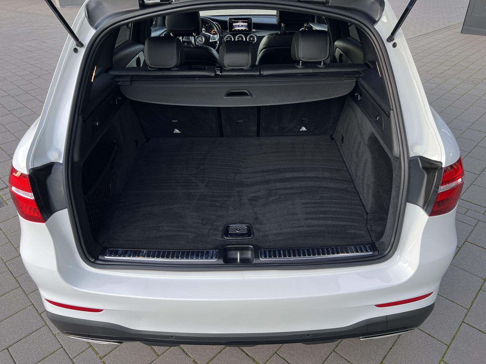 Fahrzeugabbildung Mercedes-Benz GLC 250 4Matic AMG NAVI/LED/AHK/PANO/R-KAMERA