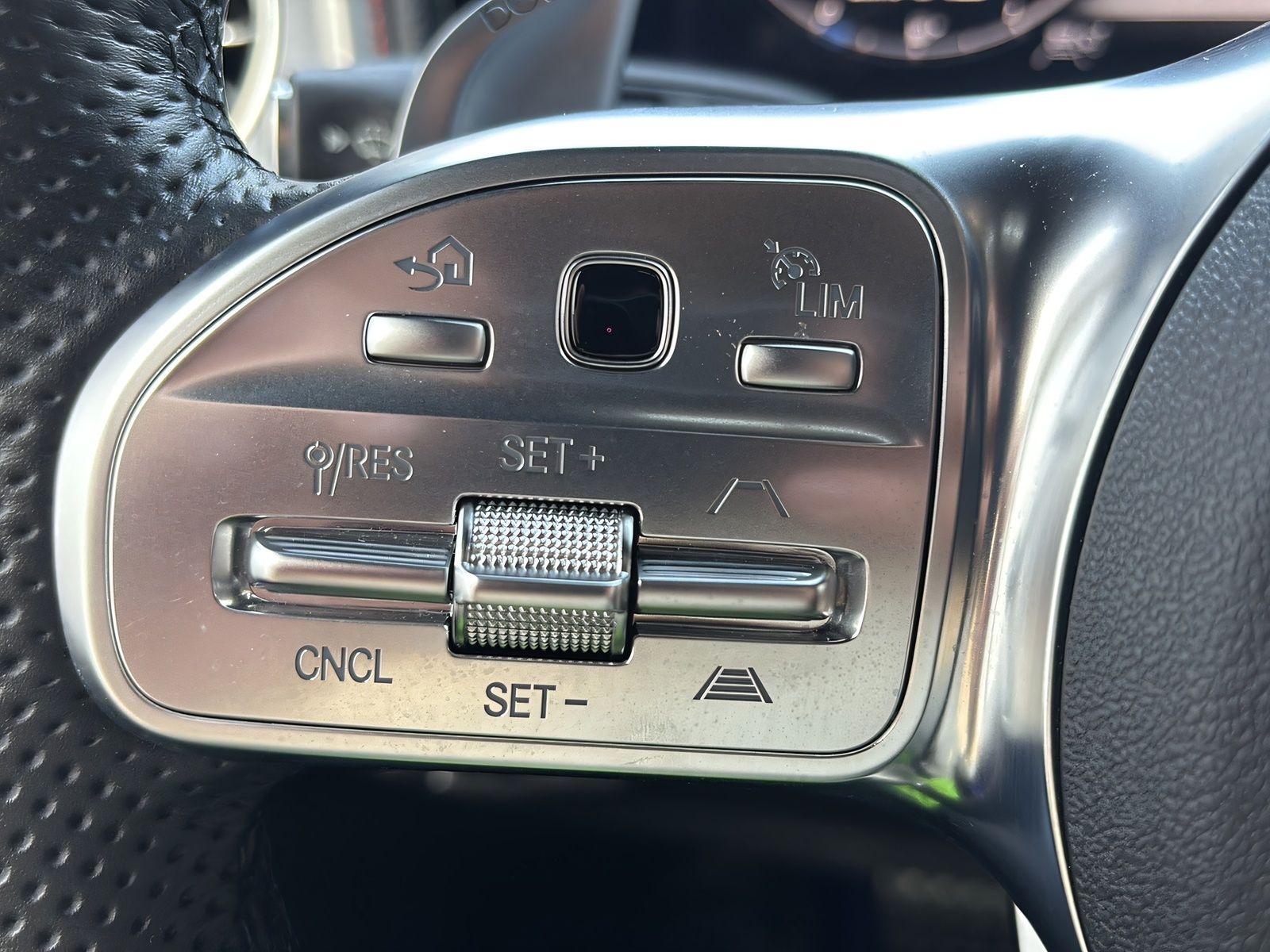 Fahrzeugabbildung Mercedes-Benz G 63 AMG NIGHT GSHD 360° BURMESTER AHK MULTIBEAM