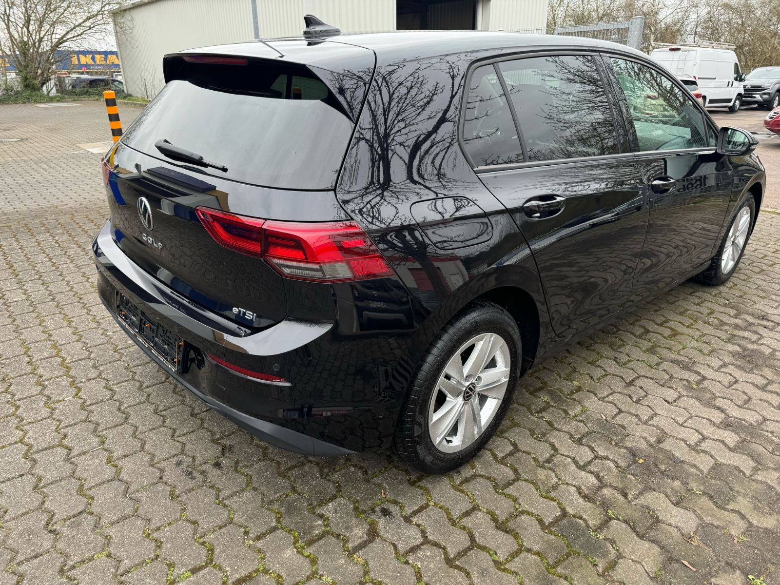Fahrzeugabbildung Volkswagen Golf VIII Lim. Life eTSI LED+Navi+Lane