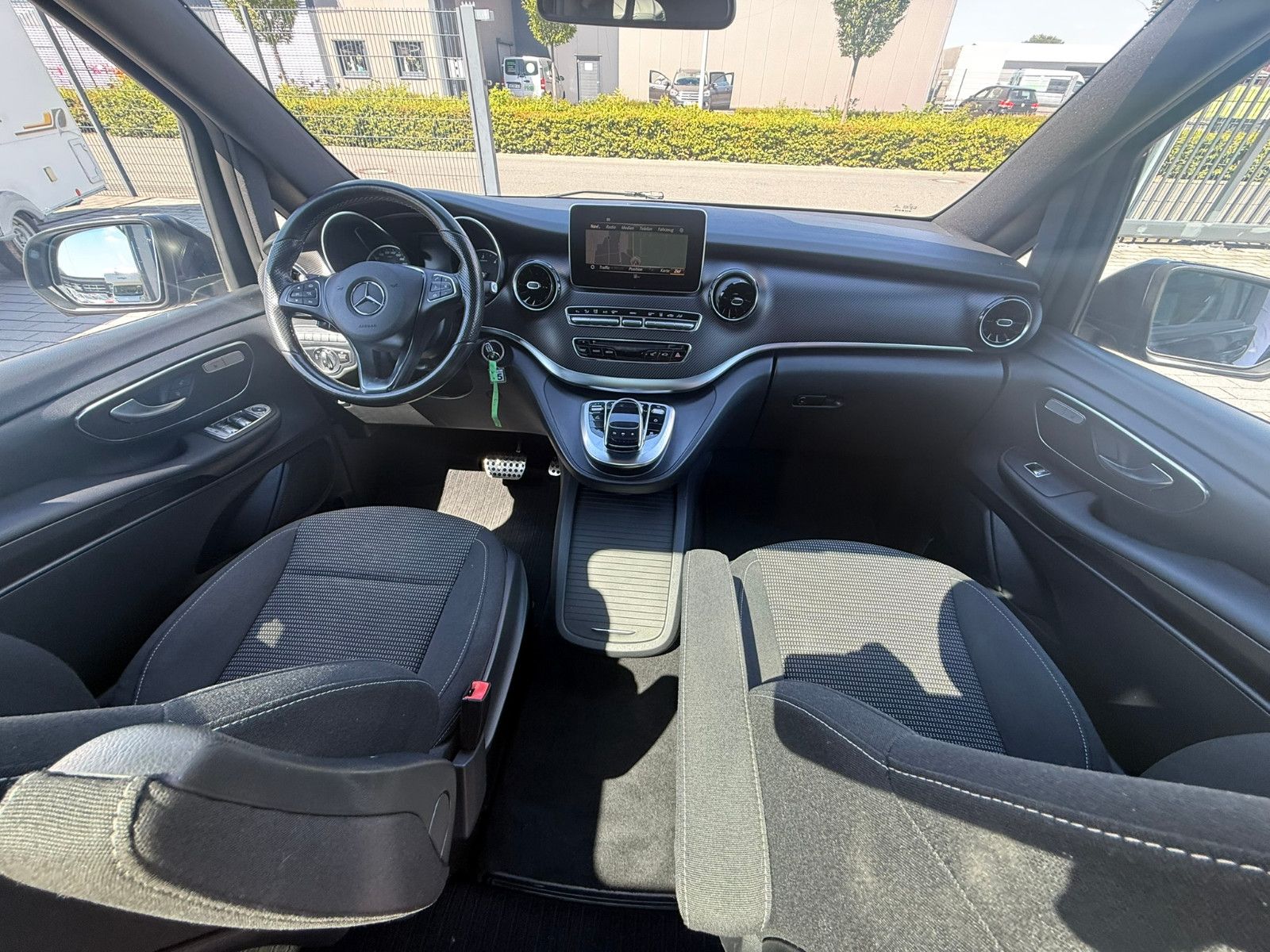 Fahrzeugabbildung Mercedes-Benz V 300 d EDITION 4MATIC lang AMG Line