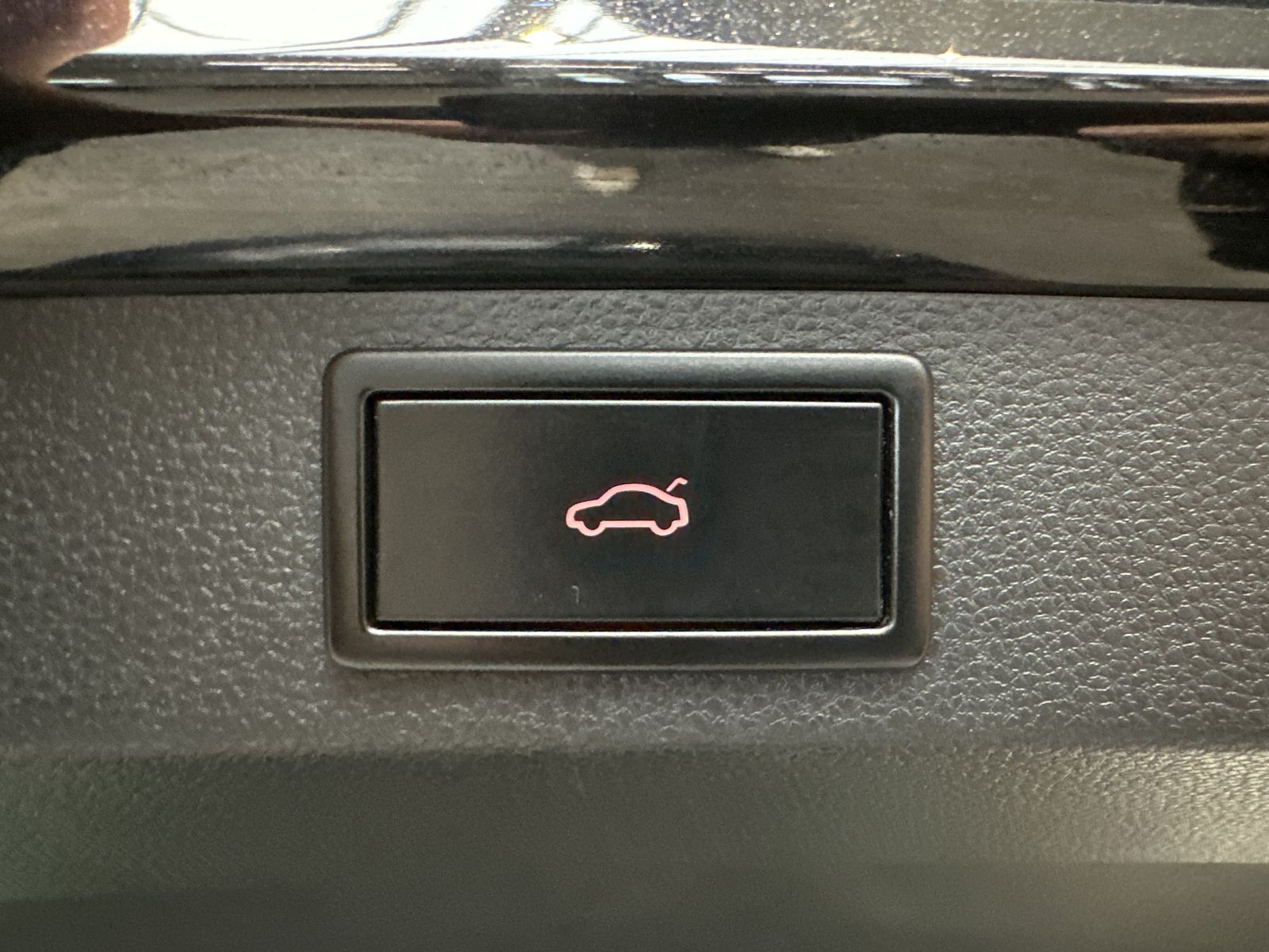 Fahrzeugabbildung SKODA Karoq 2.0 TDI Sportline NAV+LED+KAM+ACC+AHK+19ZO