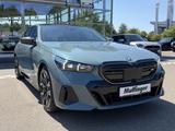 BMW i5 M60 xDr.M Pro PanoD.Sitzbel Bo+Wi.SurView AHK - BMW i5 mit Panoramadach