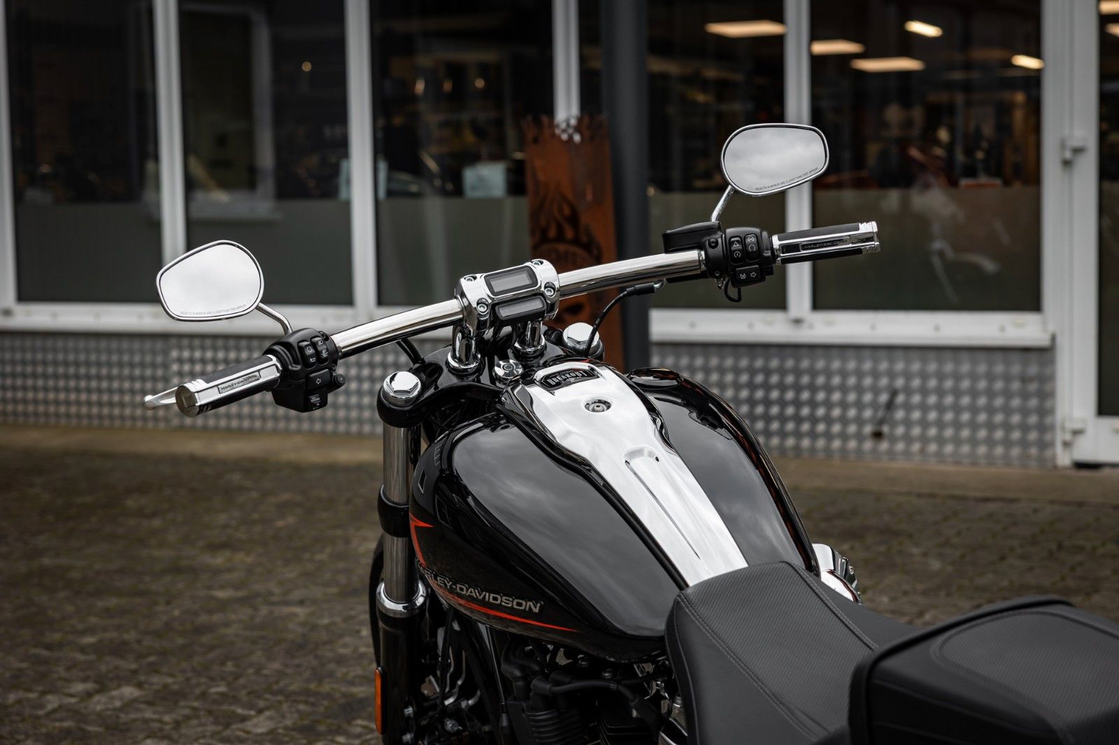 Fahrzeugabbildung Harley-Davidson FXBR Breakout 117 cui MY24 - JEKILL & HYDE