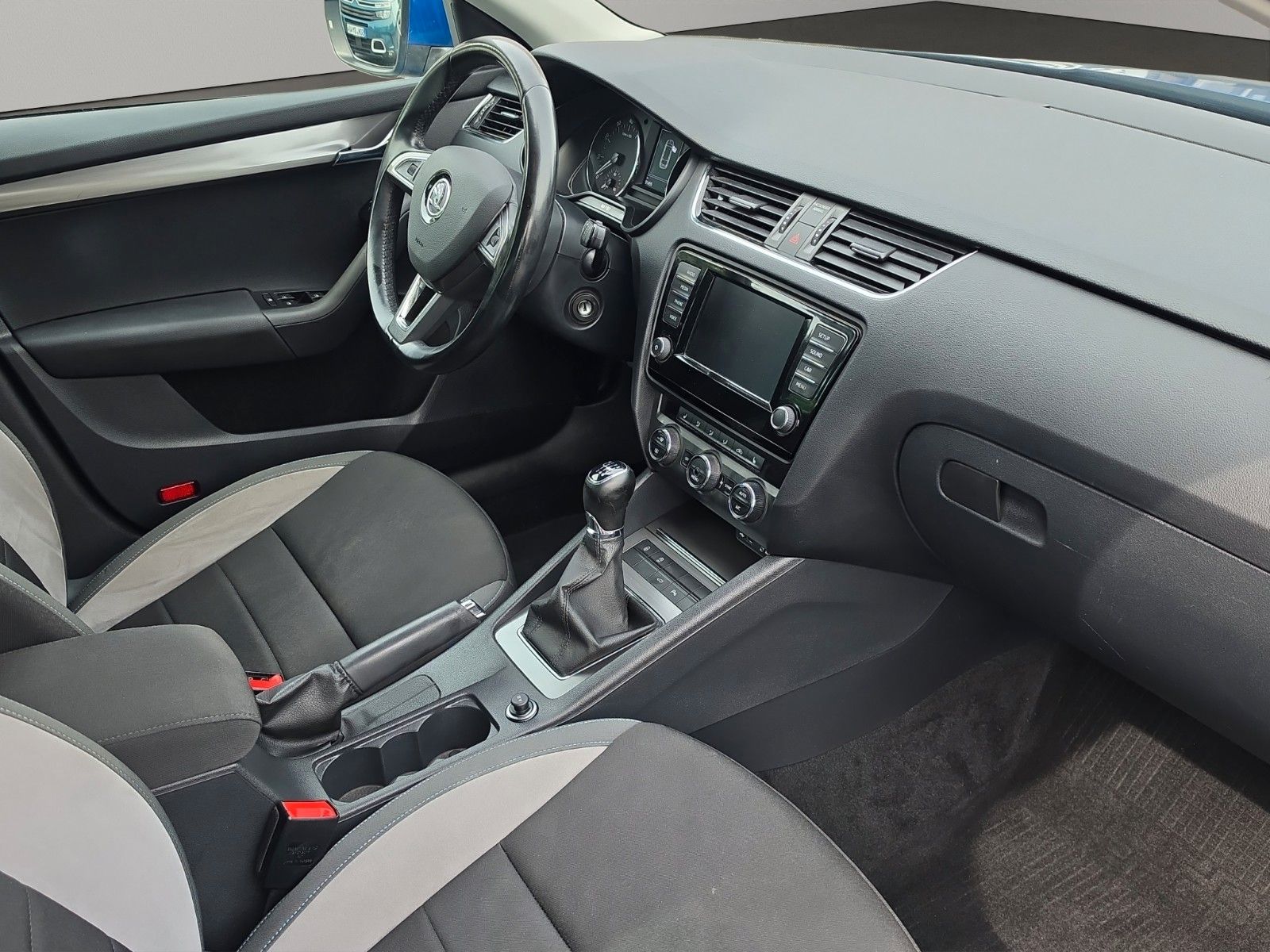 Fahrzeugabbildung SKODA Octavia Combi Ambition Apple CarPlay und Android