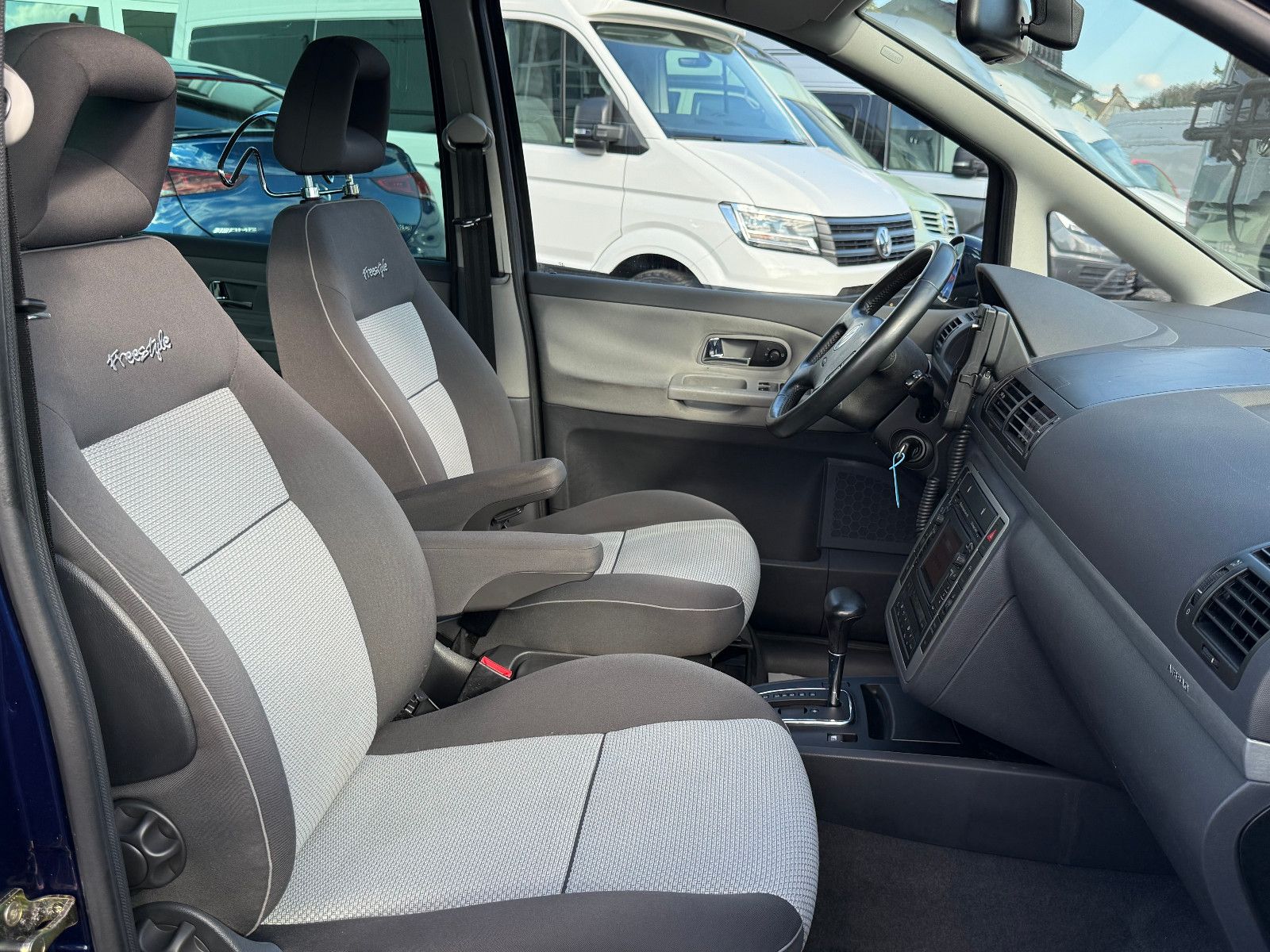 Fahrzeugabbildung Volkswagen Sharan Freestyle TSI DSG GRA Navi Xenon PDC SHZ