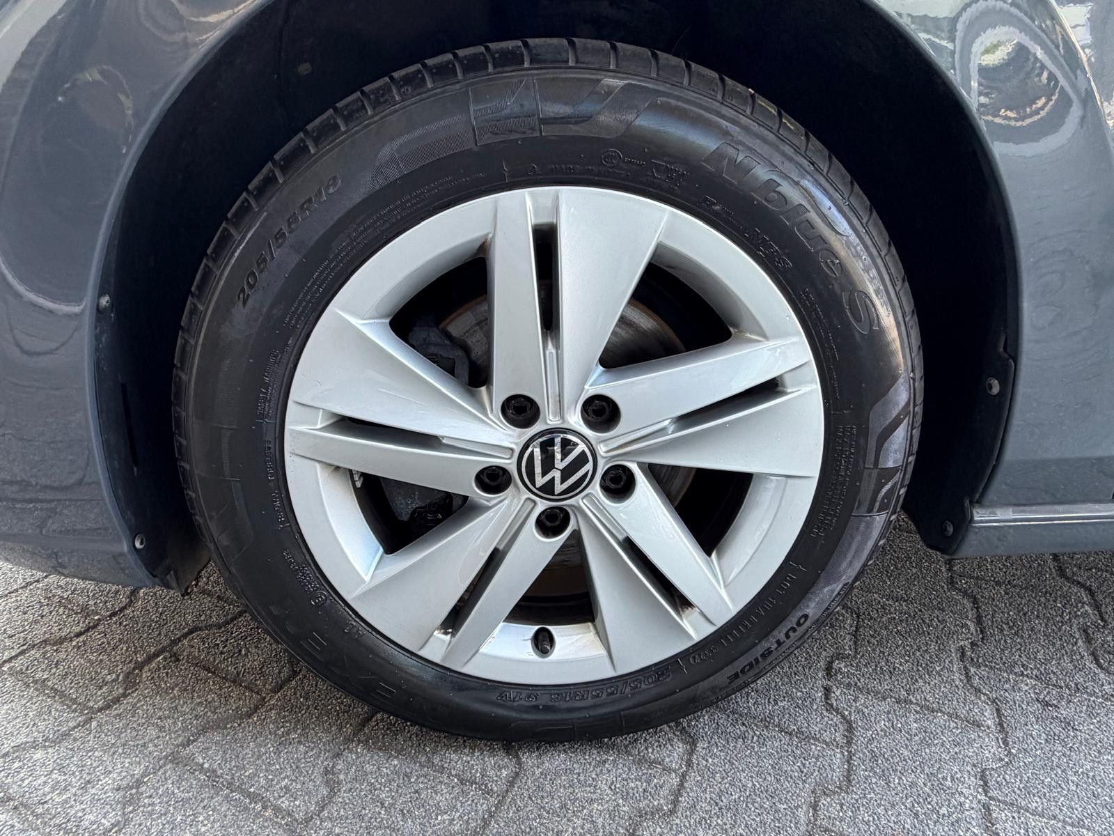 Fahrzeugabbildung Volkswagen Golf VIII 2.0d Life VIRTU+LED+NAVI+SHZ+ACC+PDC+