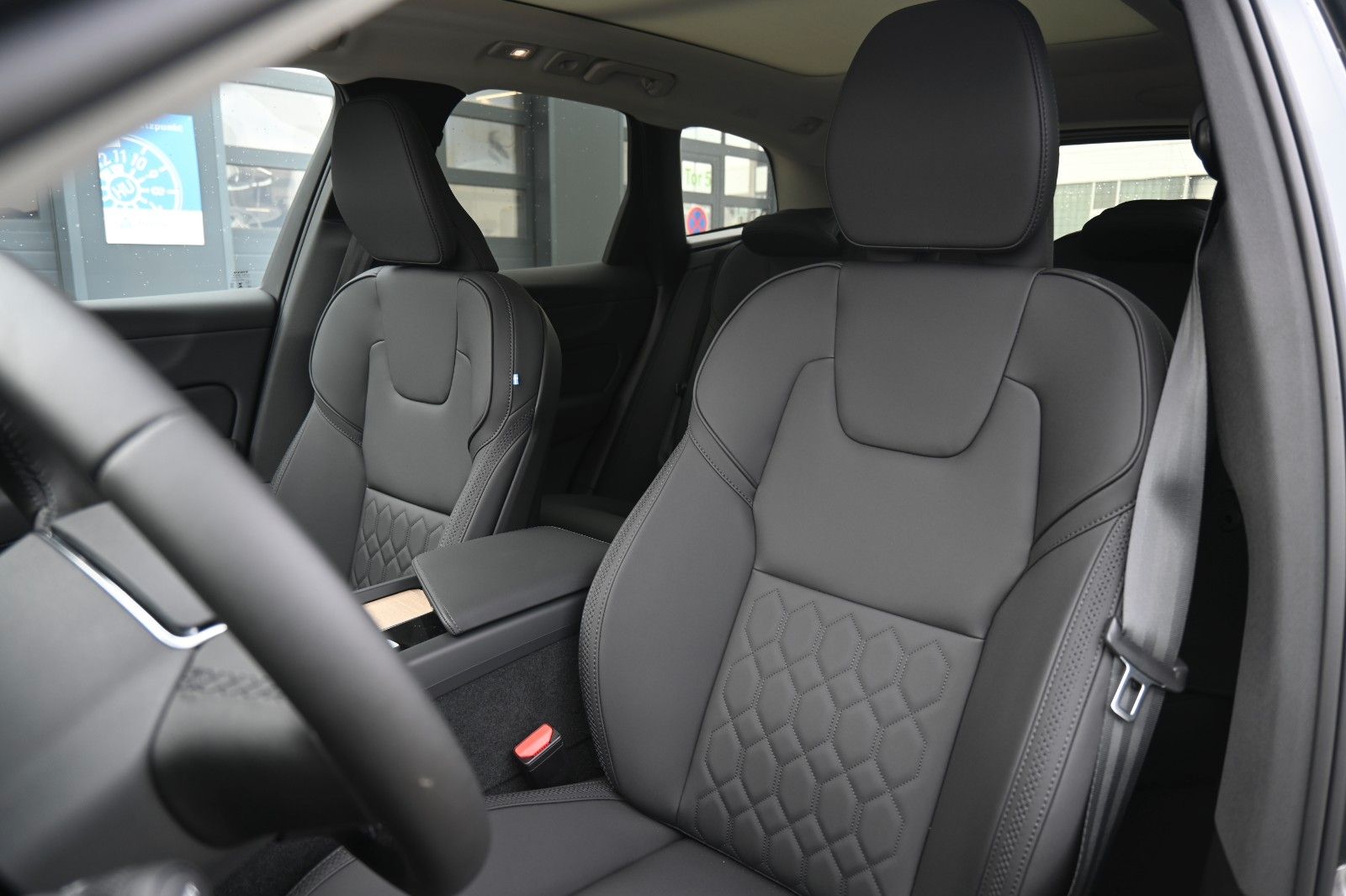 Fahrzeugabbildung Volvo XC60 Recharge T6 AWD Plus Dark