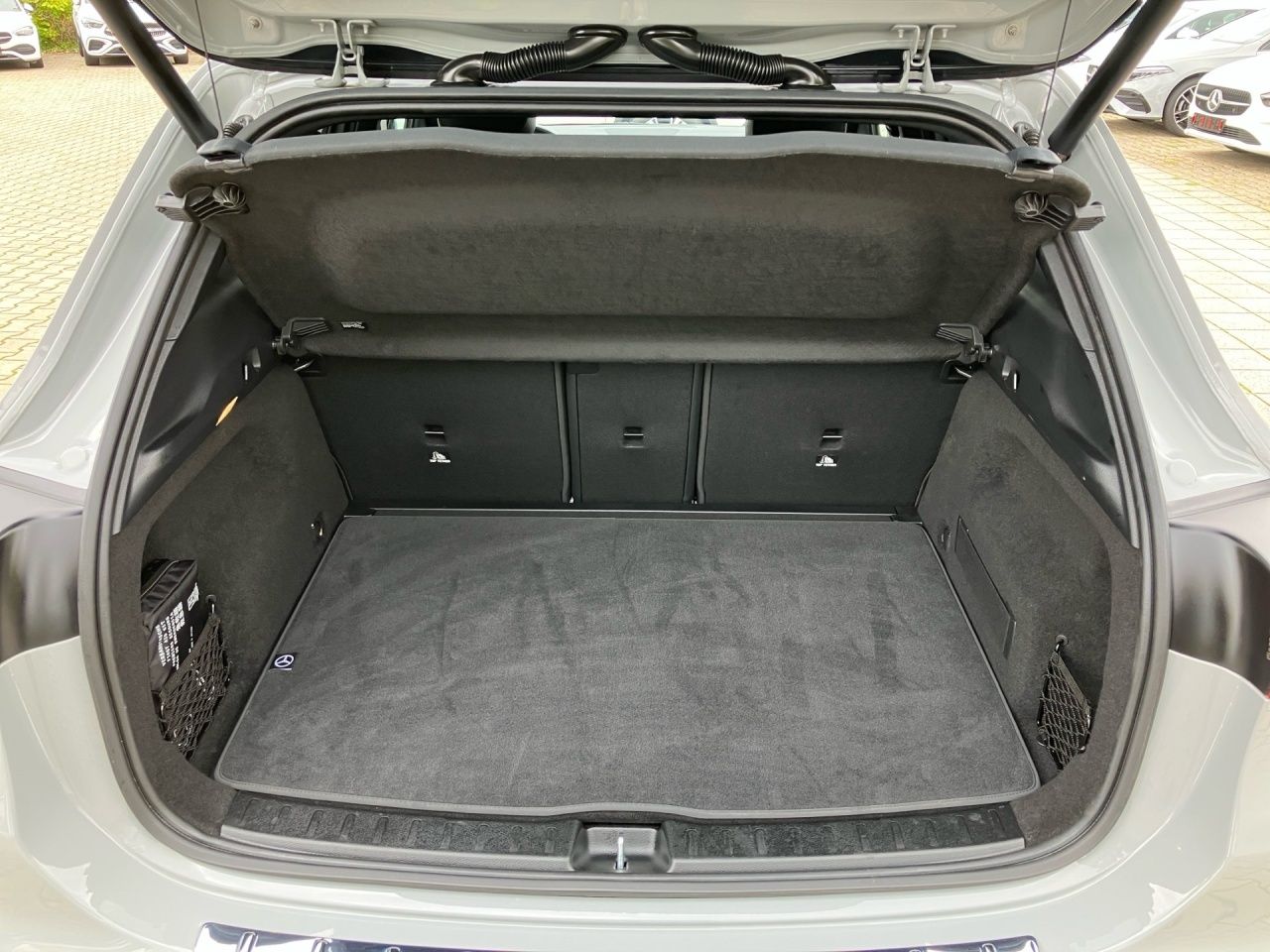 Fahrzeugabbildung Mercedes-Benz GLA 200 AMG AHK Night Multibeam Ambiente Adv.Sou