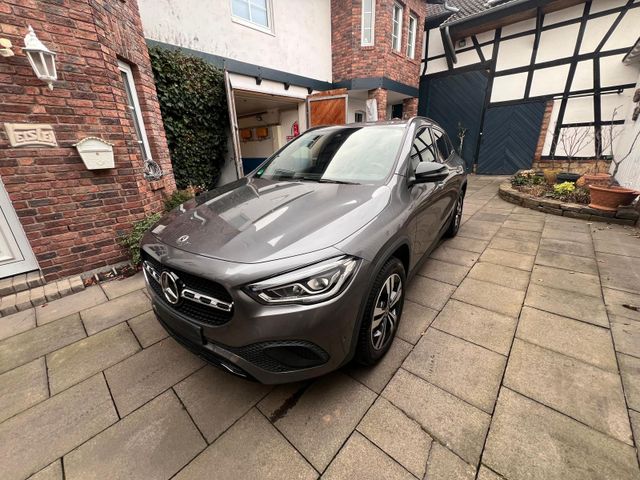 MERCEDES-BENZ GLA 200 DCT -