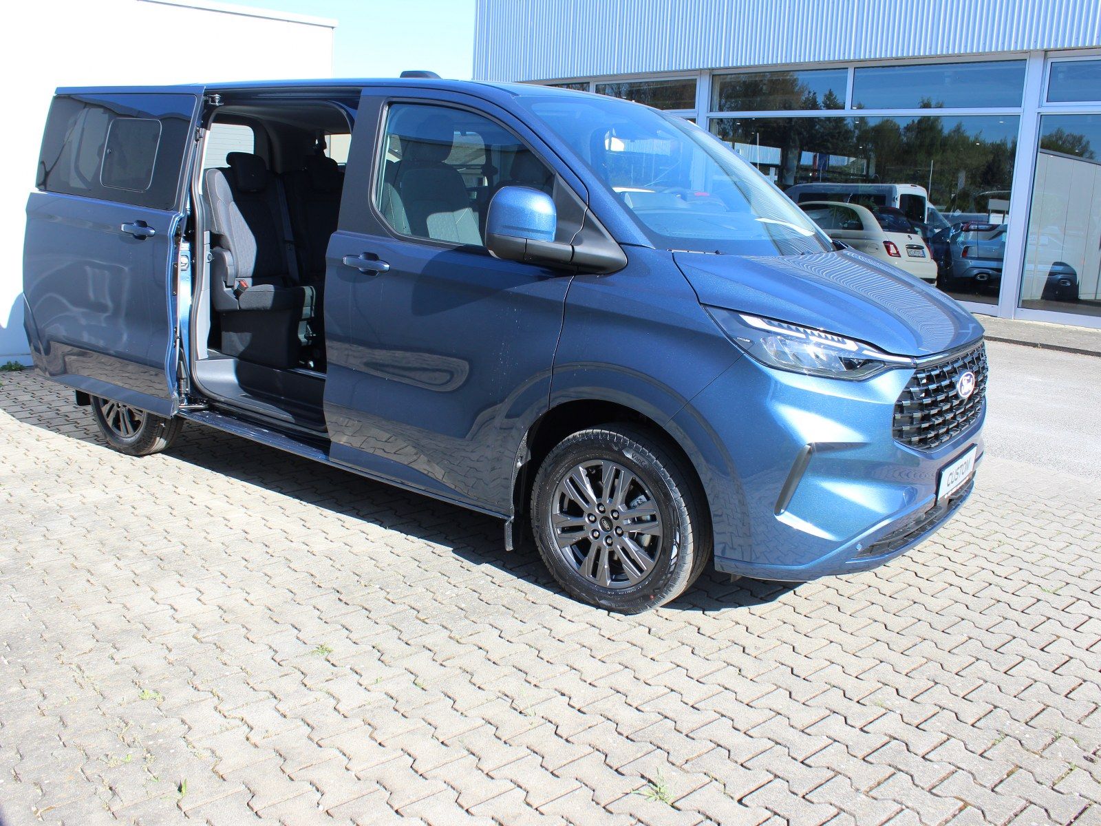 Fahrzeugabbildung Ford Tourneo Custom 320 L1 Tourneo Titanium FWD