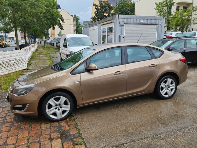 Opel Astra J Lim. 4-trg. Edition