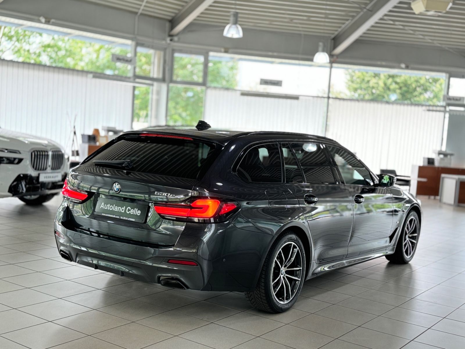 Fahrzeugabbildung BMW 530e xD M Sport Kamera HUD DAB Alarm DispKey AHK