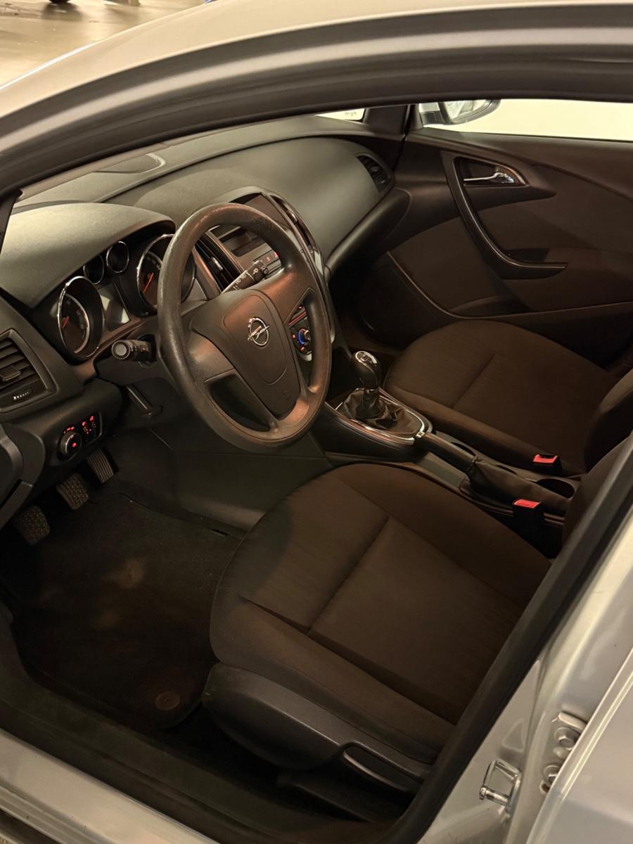 Opel Astra 2011 — engine 1.248 cm³, 95 HP (70kW)
