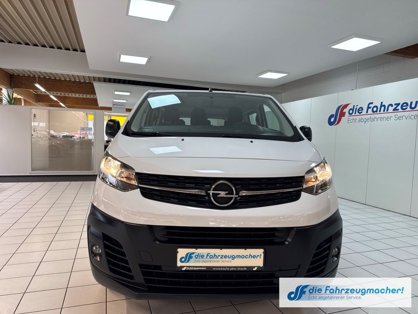 Fahrzeugabbildung Opel Vivaro Kombi L 1.5 D EU6d Apple CarPlay Android