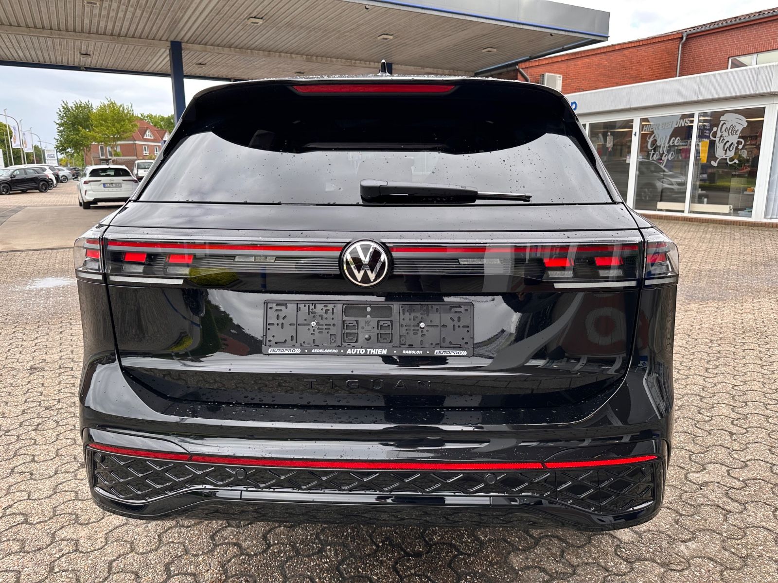 Fahrzeugabbildung Volkswagen Tiguan 2.0 TDI 4M R-Line AHK/Black/Pano/ACC/LED