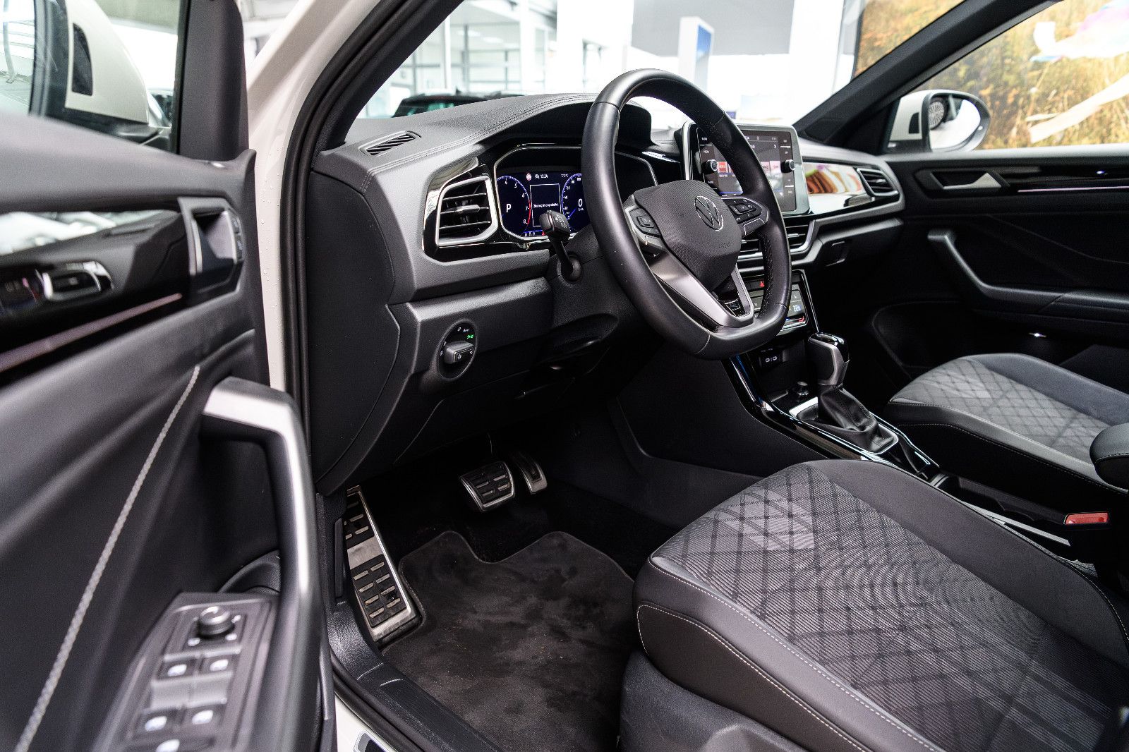 Fahrzeugabbildung Volkswagen T-Roc R-Line 1.5 TSI DSG LED+KAMERA+KEYLESS