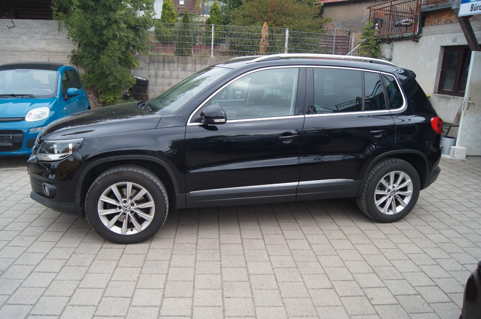 Volkswagen Tiguan - 1