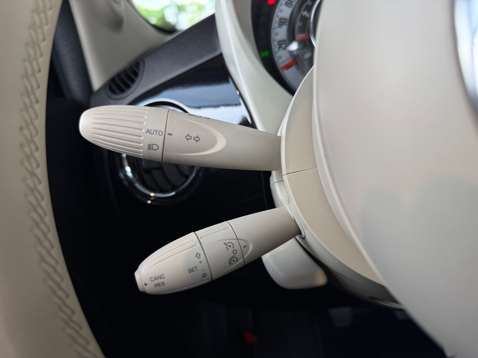 Fahrzeugabbildung Fiat 500C Lounge NAVI PDC ALU