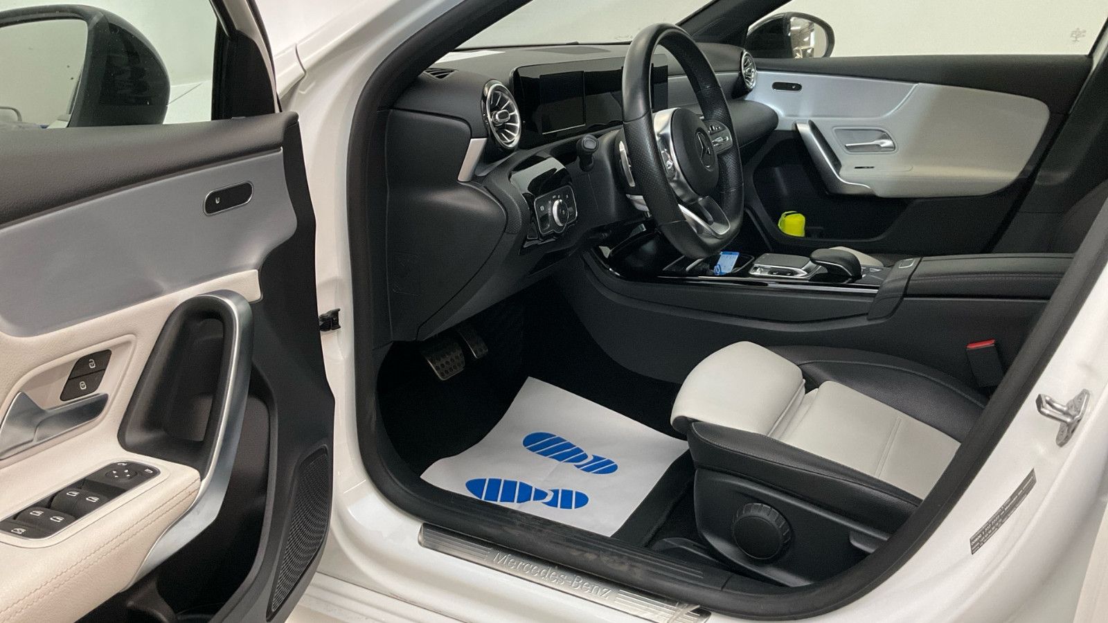 Fahrzeugabbildung Mercedes-Benz A 200d AMG LED BiColor-Leder AHK Ambi Nav Kamera