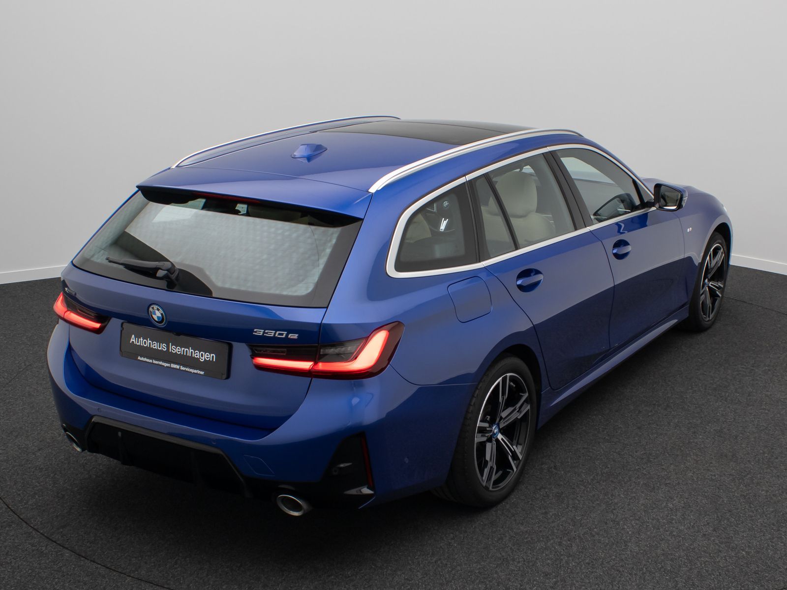Fahrzeugabbildung BMW 330e xD  M Sport Panorama Kamera HUD DAB HiFi