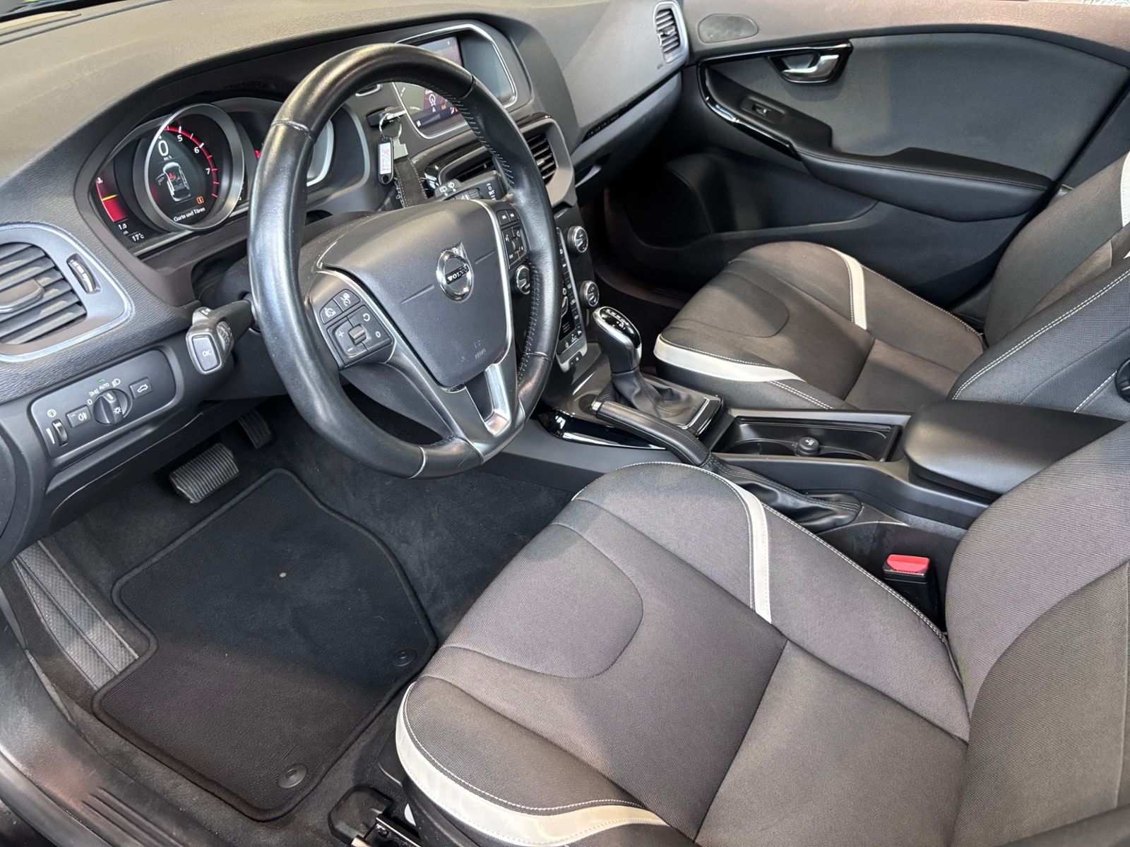 Fahrzeugabbildung Volvo V40 Cross Country Momentum LED NAVI ALU