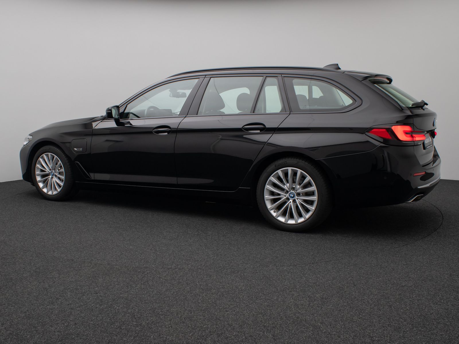Fahrzeugabbildung BMW 530e Luxury Line Panorama Kamera HUD DAB 4xKlima