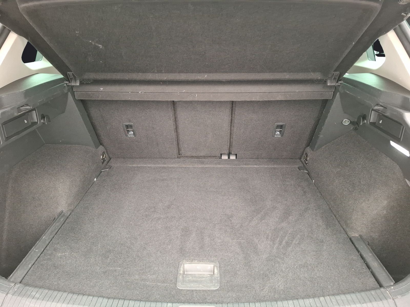 Fahrzeugabbildung Volkswagen Tiguan TDI Elegance DSG Matrix Navi AID Pano ACC