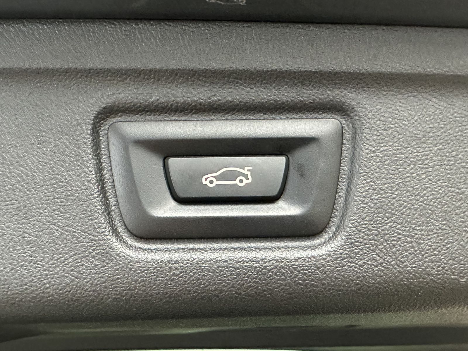 Fahrzeugabbildung BMW 320e Touring xDrive M-Sport NAV+LED+PANO+MEMORY