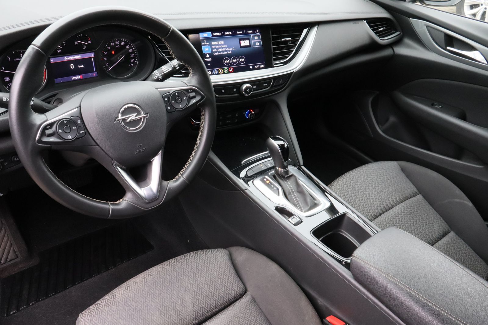 Fahrzeugabbildung Opel Insignia SpT 2.0 D Aut. Business NAV+KAM+SHZ+PP