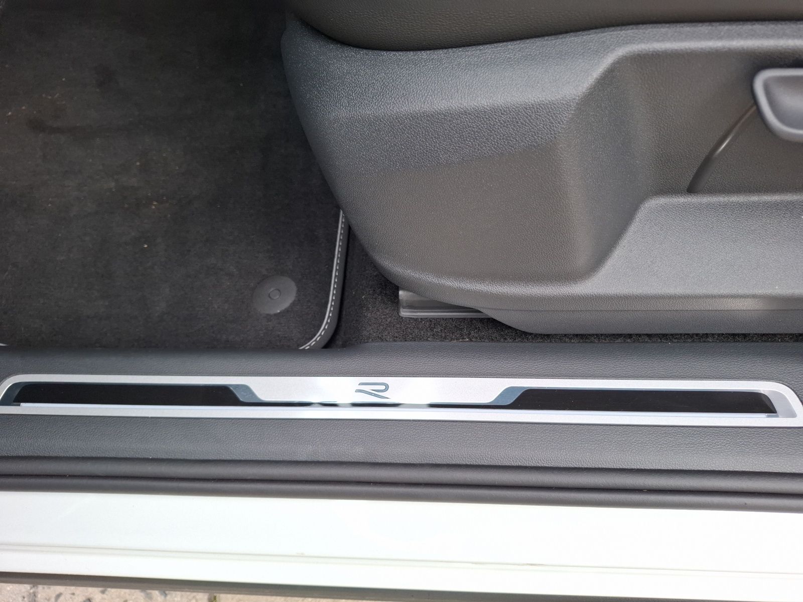 Fahrzeugabbildung Volkswagen Tiguan R-Line TSI DSG LED ACC SH LRHzg 19" AID P