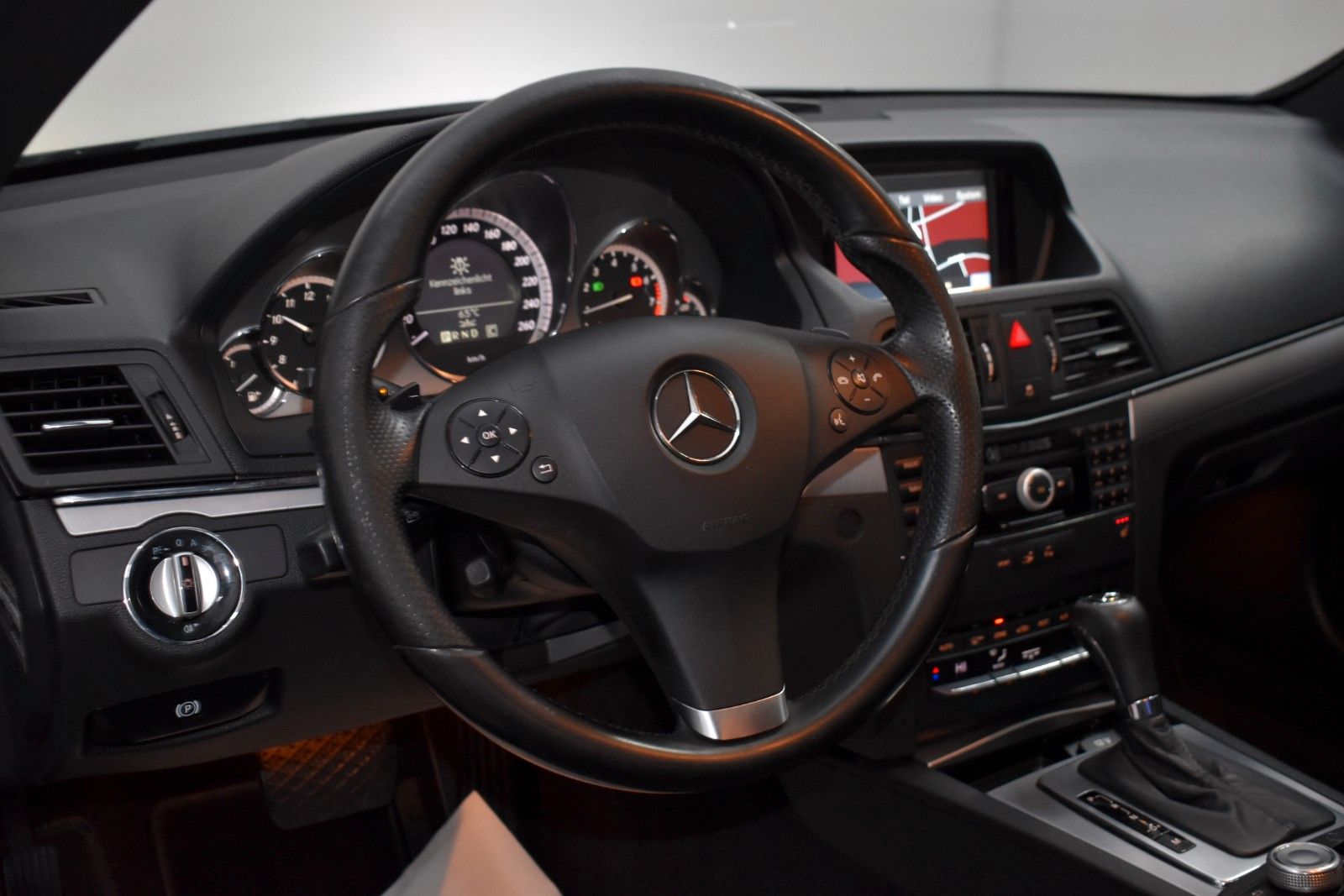 Fahrzeugabbildung Mercedes-Benz E 350 CGI Coupe BE Avantgarde TLeder,Navi,Xenon