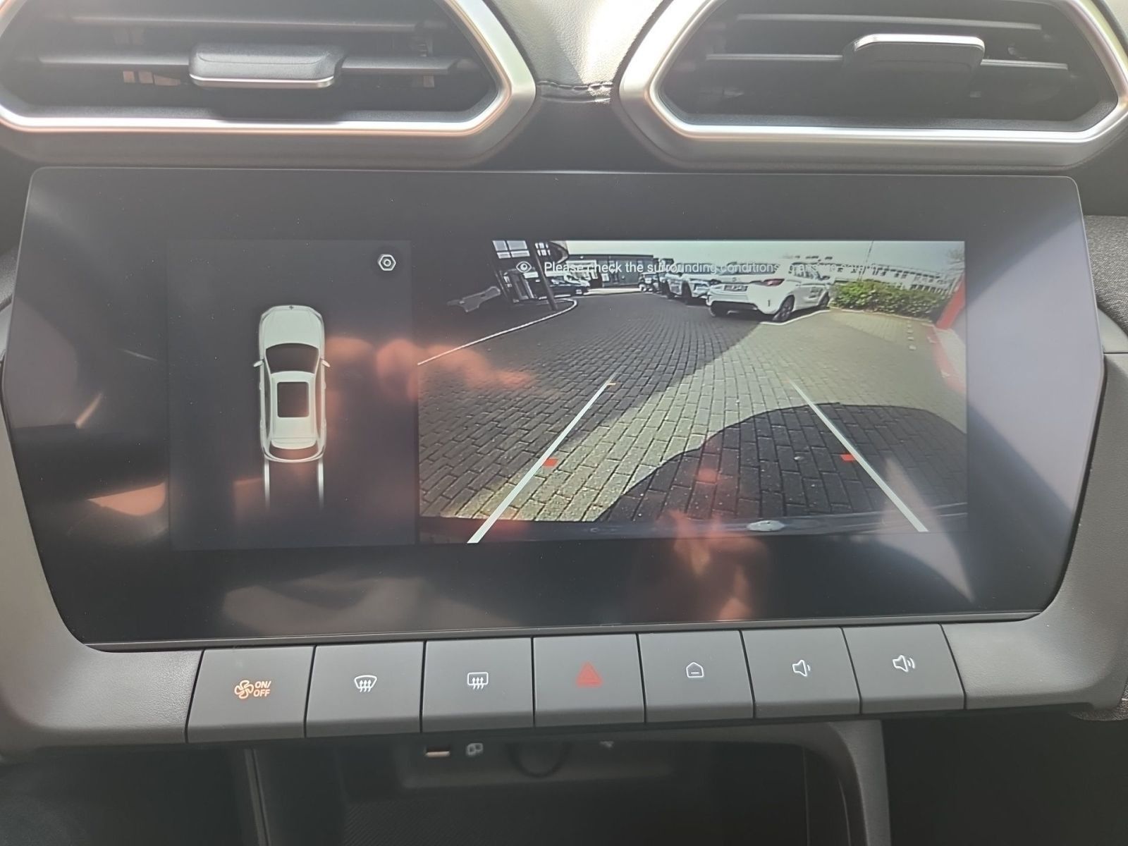 Fahrzeugabbildung MG ZS 1.5 116 PS Schalter Standard *NAVI*KLIMA*DAB*