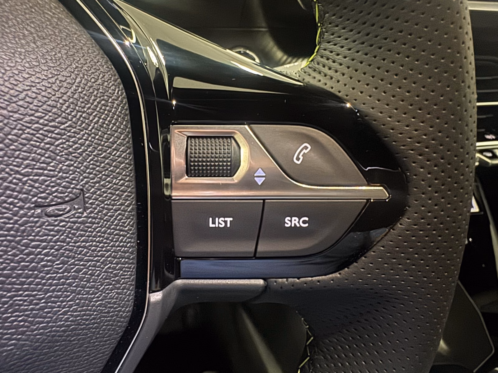 Peugeot 2008 Hybrid 145 GT Exclusive AHK 360Grad Kam.