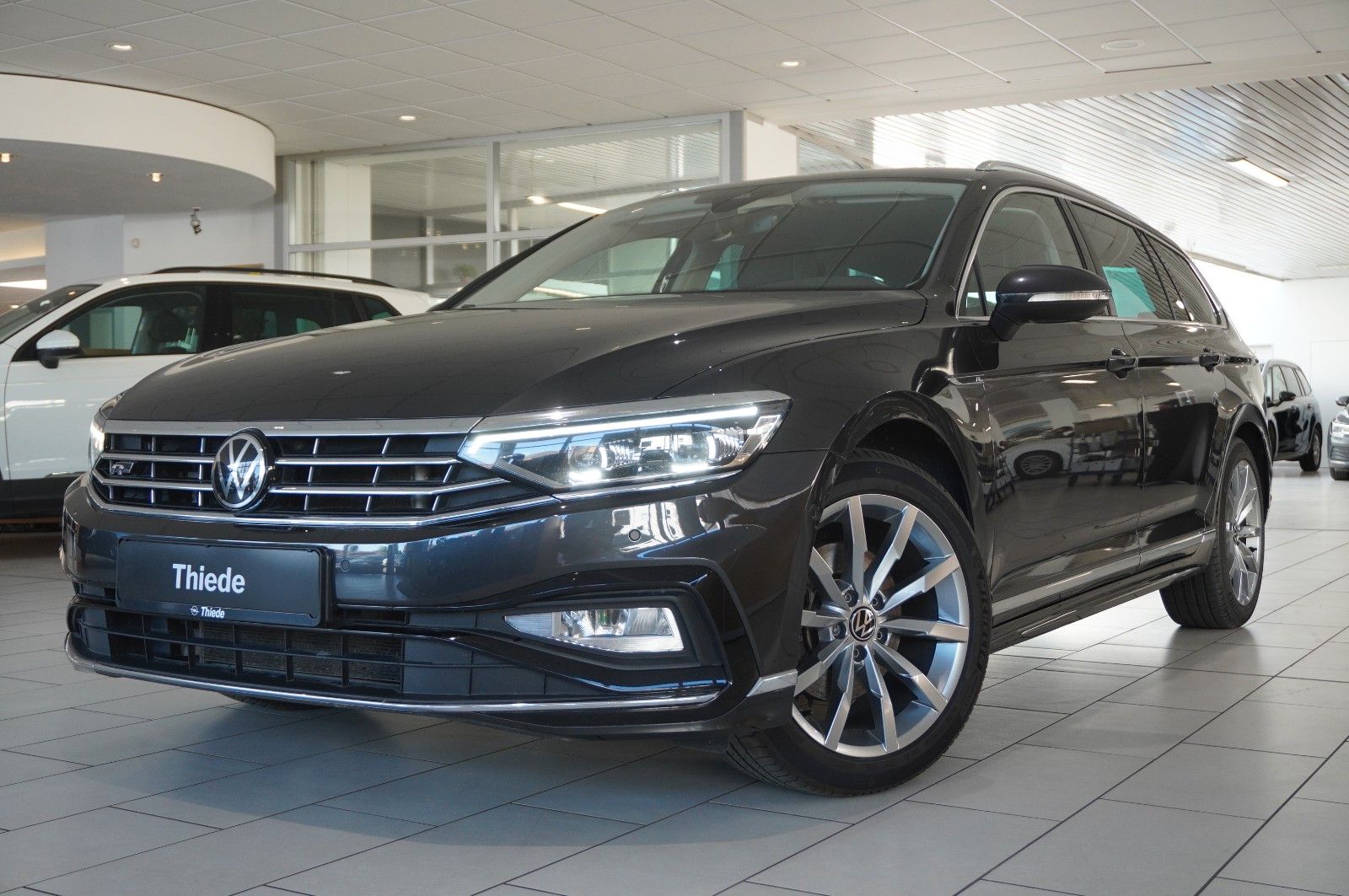 Fahrzeugabbildung Volkswagen Passat Vari. 2.0 TDI R-LINE 4M NAVI/KAMERA/AHK