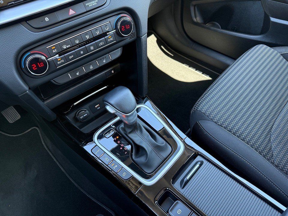 Fahrzeugabbildung Kia CEED KOMBI 1.5T 7DCT SPIRIT 1HD NAVI+LED+JBL+PDC