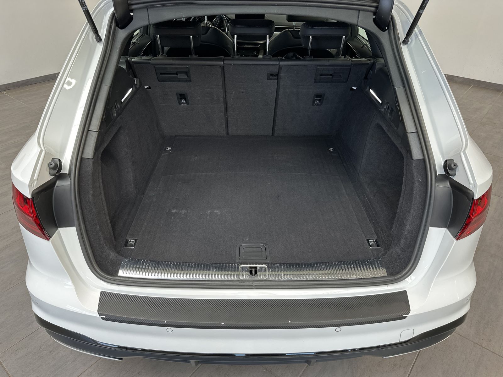 Fahrzeugabbildung Audi A4 Avant 35 TDI S-Line Black NAV+LED+KAM+VC+18ZO