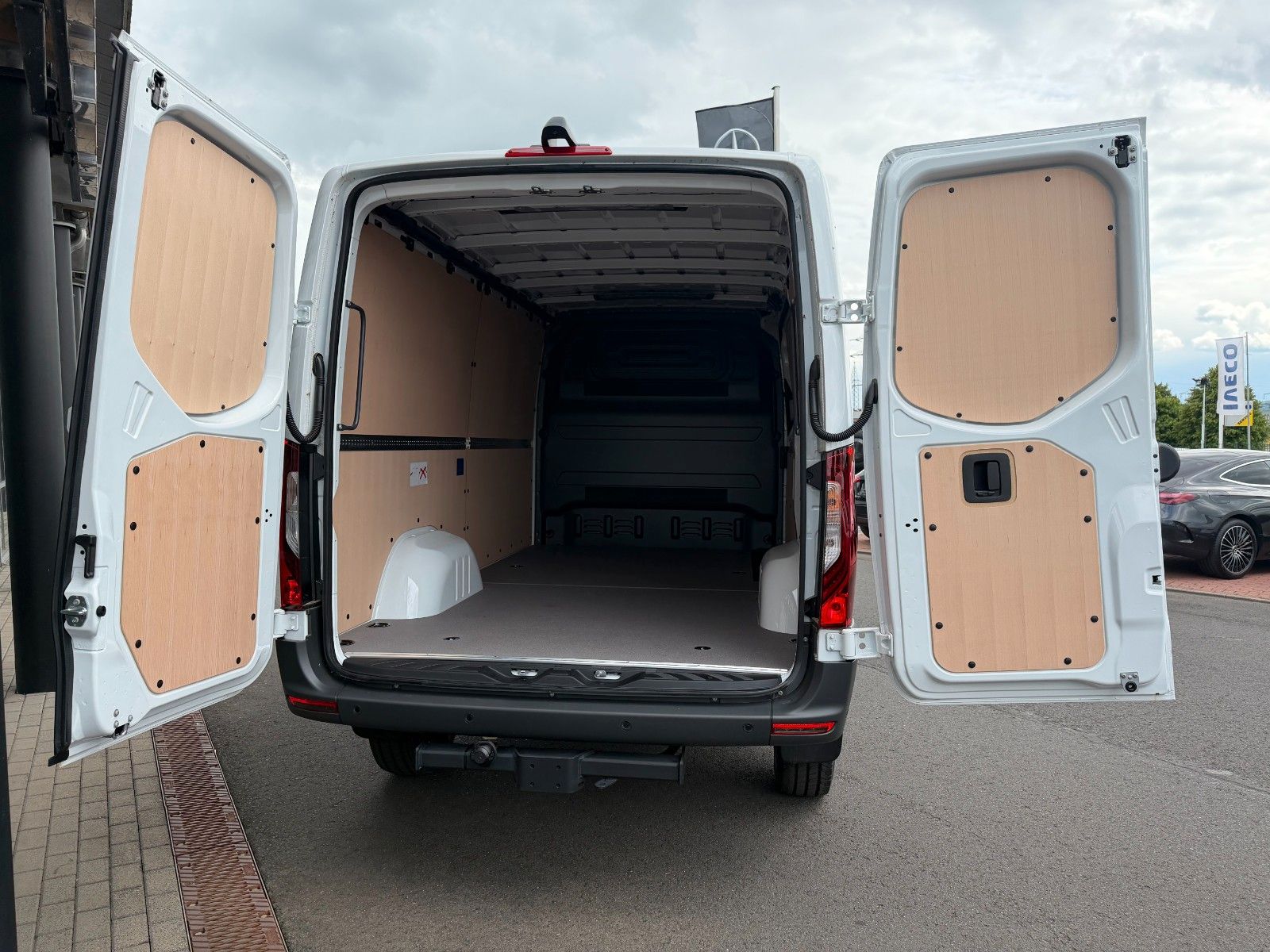 Fahrzeugabbildung Mercedes-Benz Sprinter 319 CDI 4x4 Klima AHK DISTRONIC