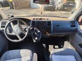 Volkswagen T5 Caravelle mit Rollstuhlrampe  - gebrauchte VW T5 Caravelle aus dem Jahr 2005