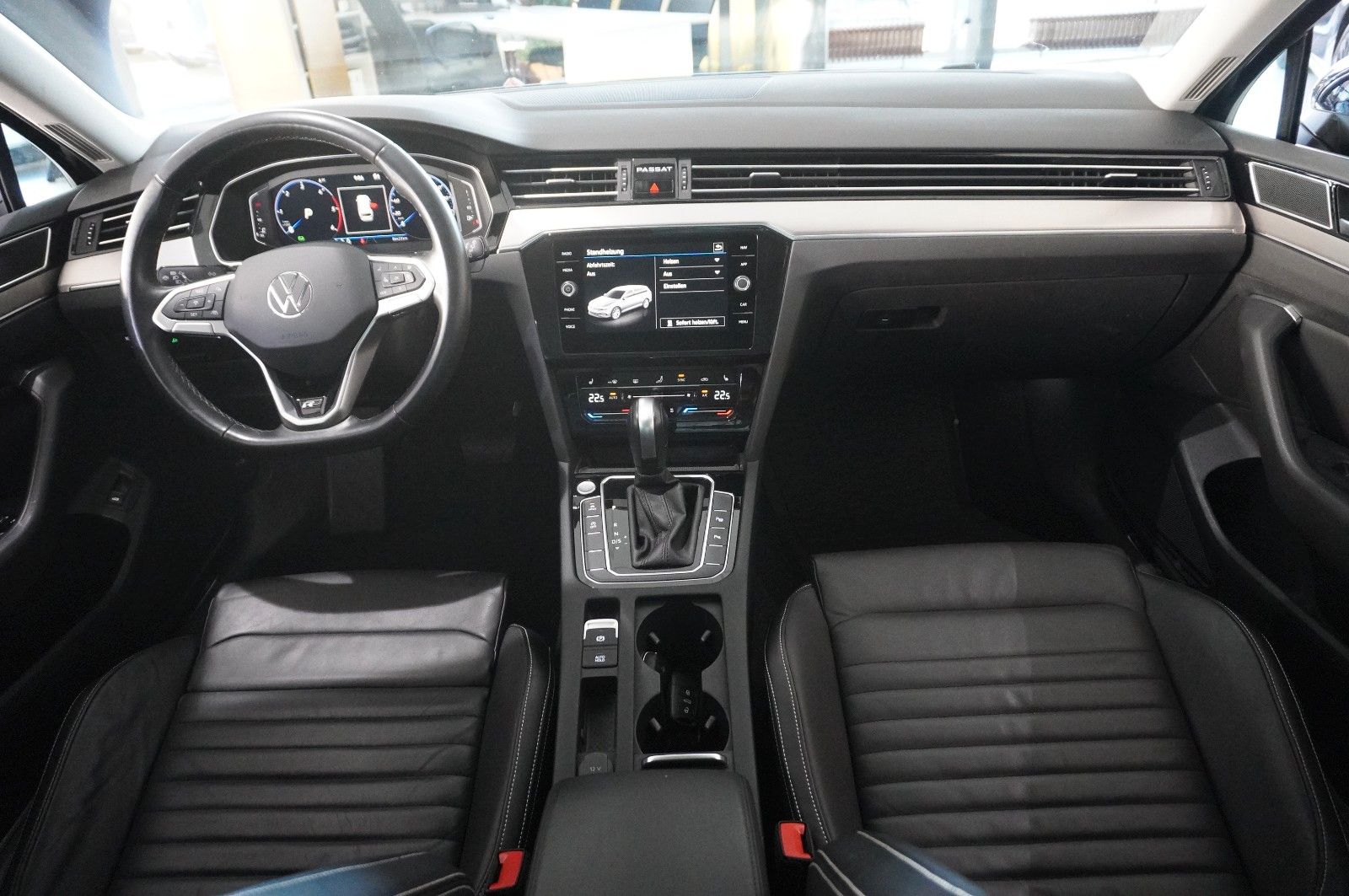 Fahrzeugabbildung Volkswagen Passat Vari. 2.0 TDI R-LINE 4M NAVI/KAMERA/AHK