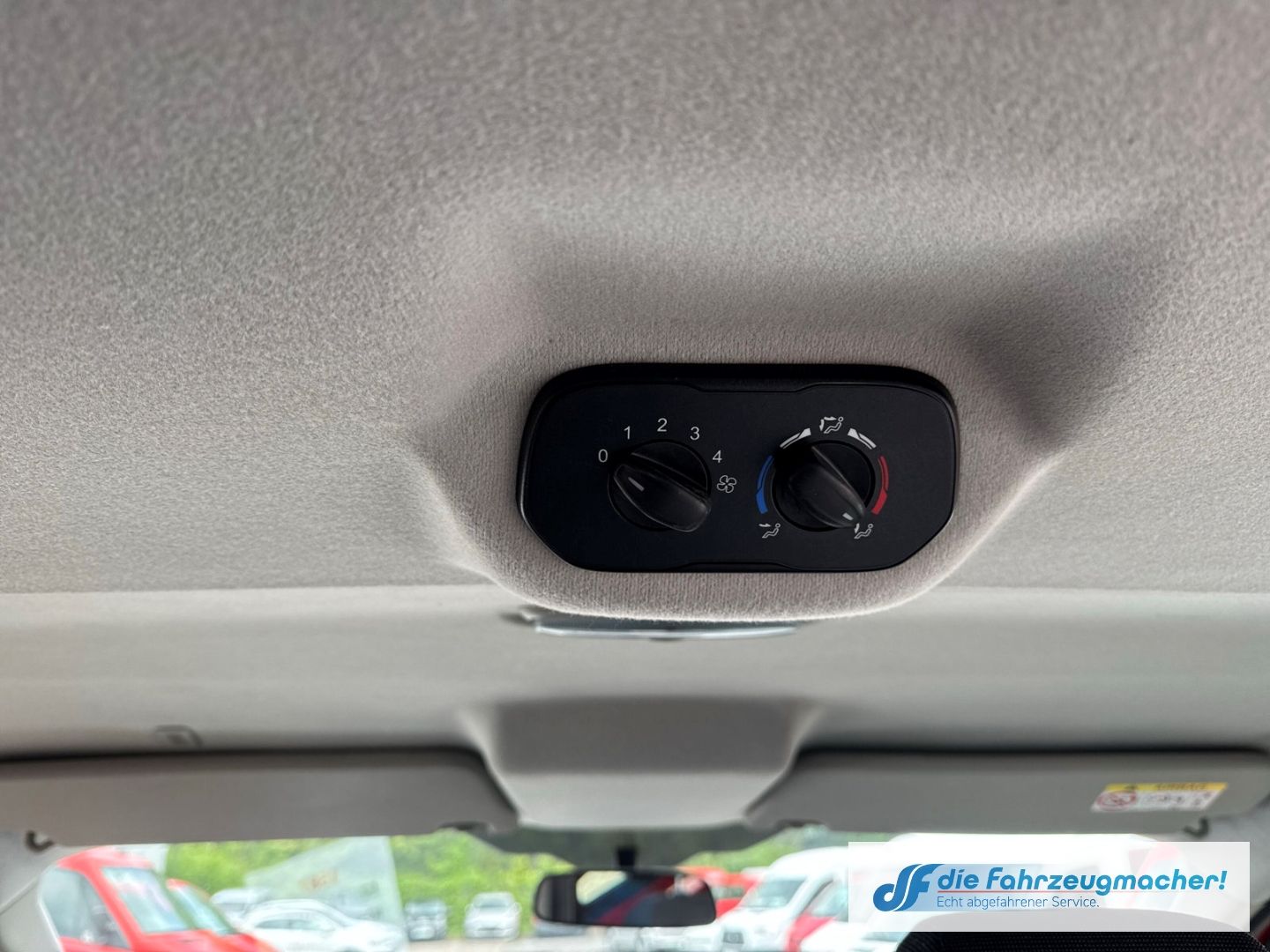 Fahrzeugabbildung Ford Transit Custom Kombi 300 L1 2.2 TDCi *1587