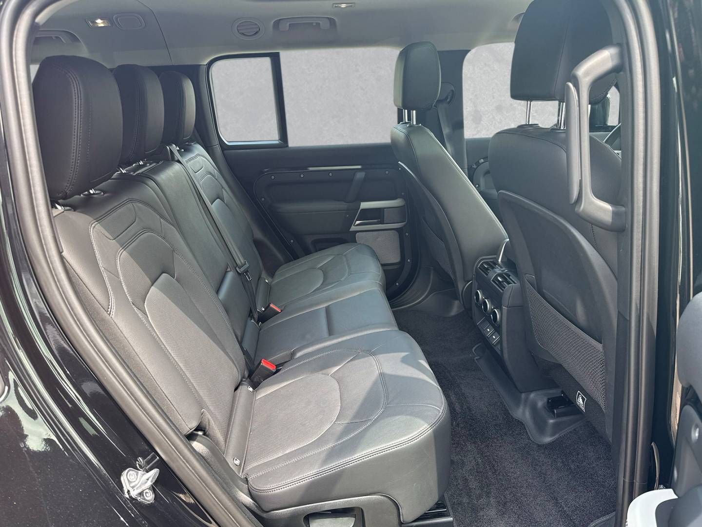 Fahrzeugabbildung Land Rover Land Rover Defender 130 P400 SE