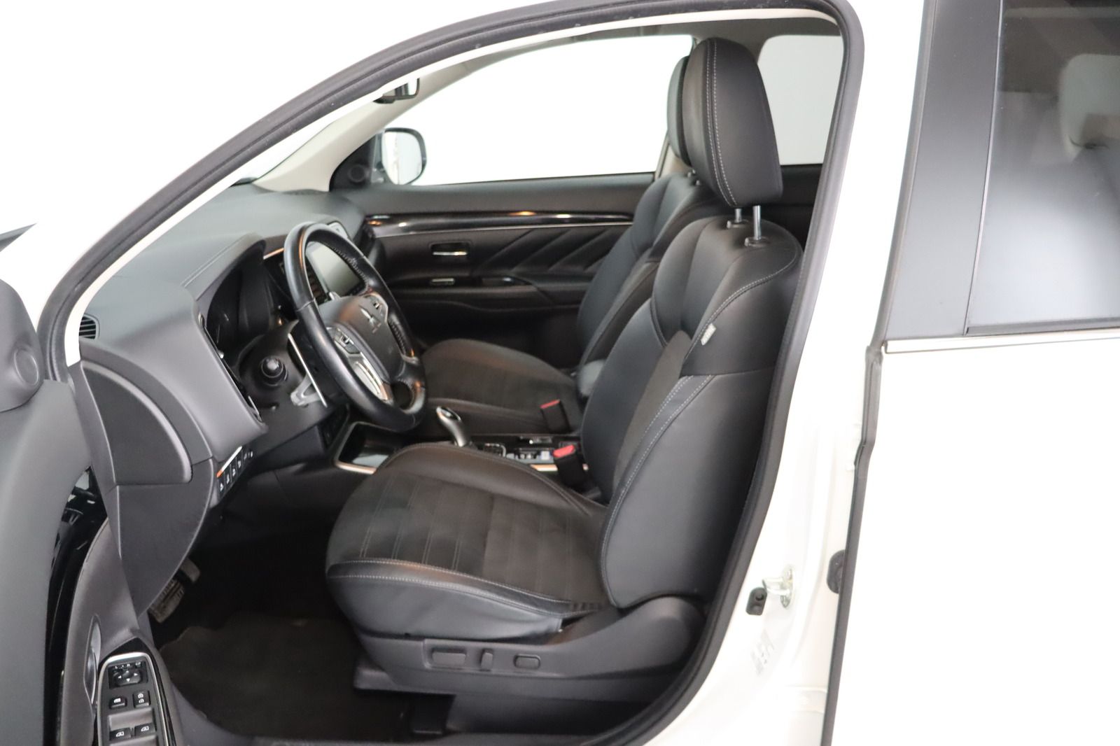 Fahrzeugabbildung Mitsubishi Outlander PHEV 2.4 Plus 4WD