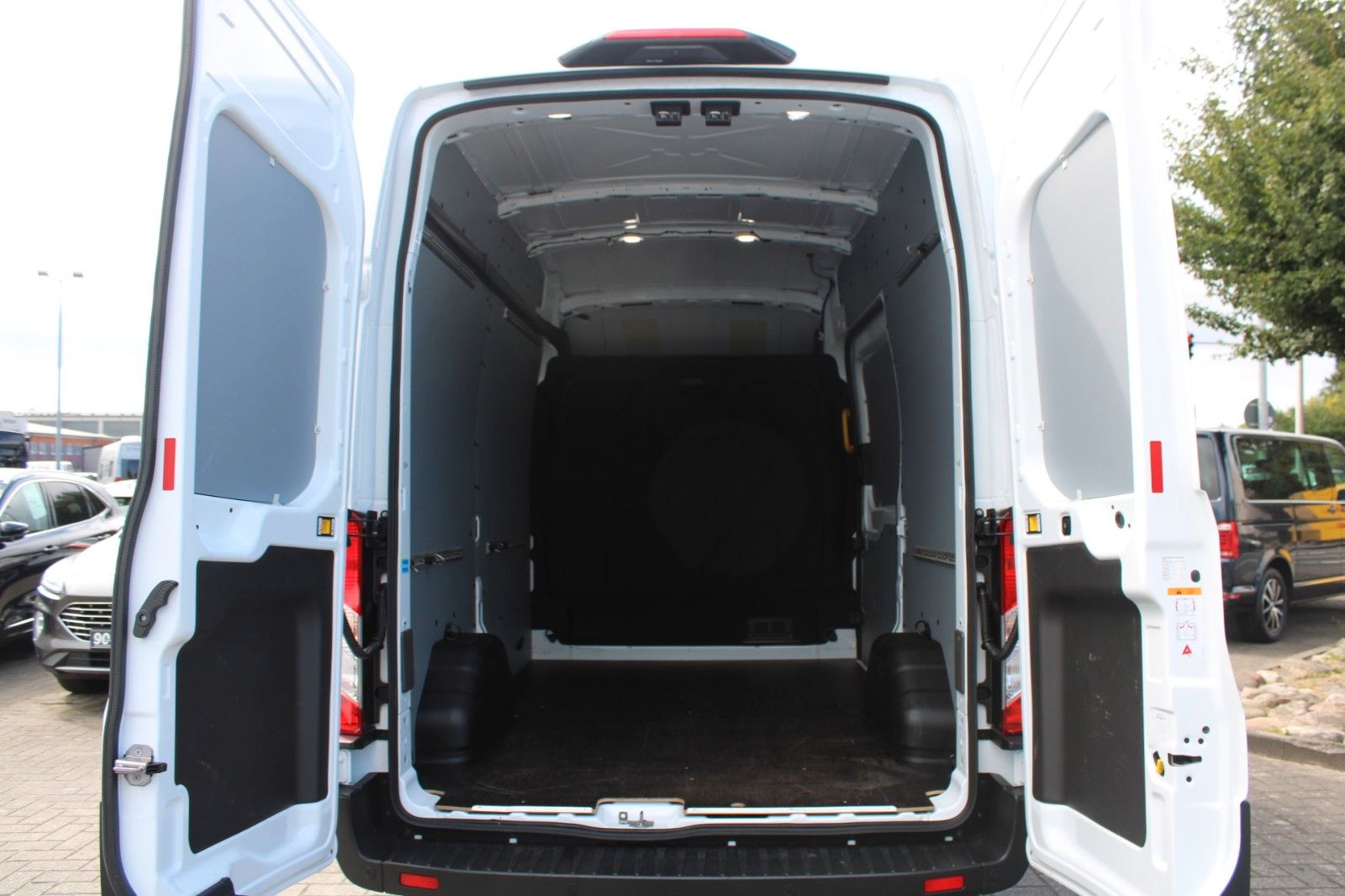 Fahrzeugabbildung Ford Transit 330 L2 H3 hoch TREND Kasten NAVI CAM ACC