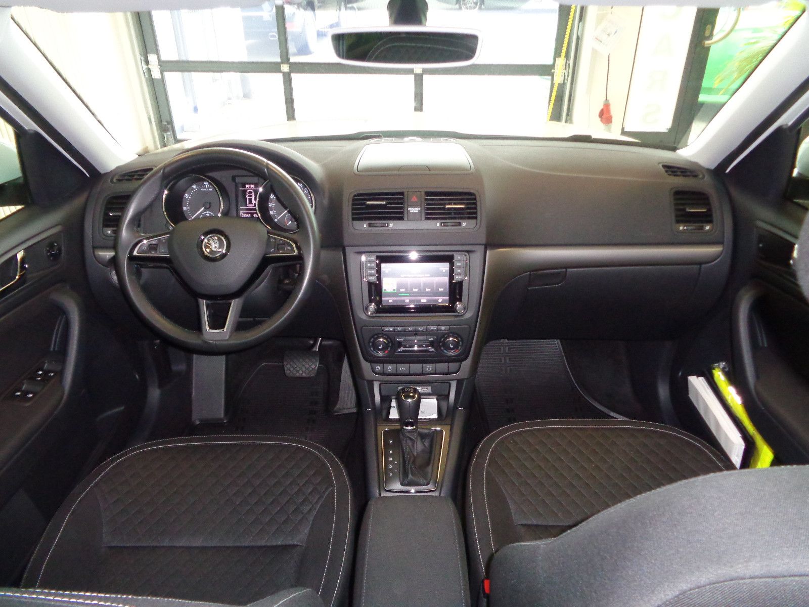 Fahrzeugabbildung SKODA Yeti Drive / NAVI / XENON / DSG / 1. HAND