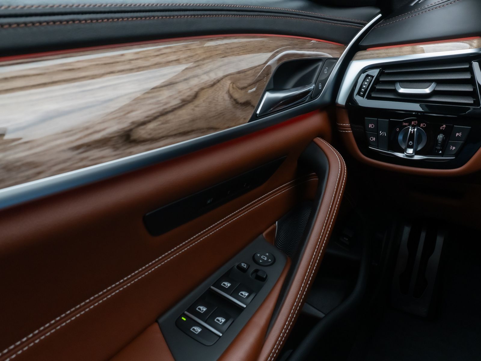 Fahrzeugabbildung BMW 540d xD M Sport Panorama 360°HUD B&W NightVision