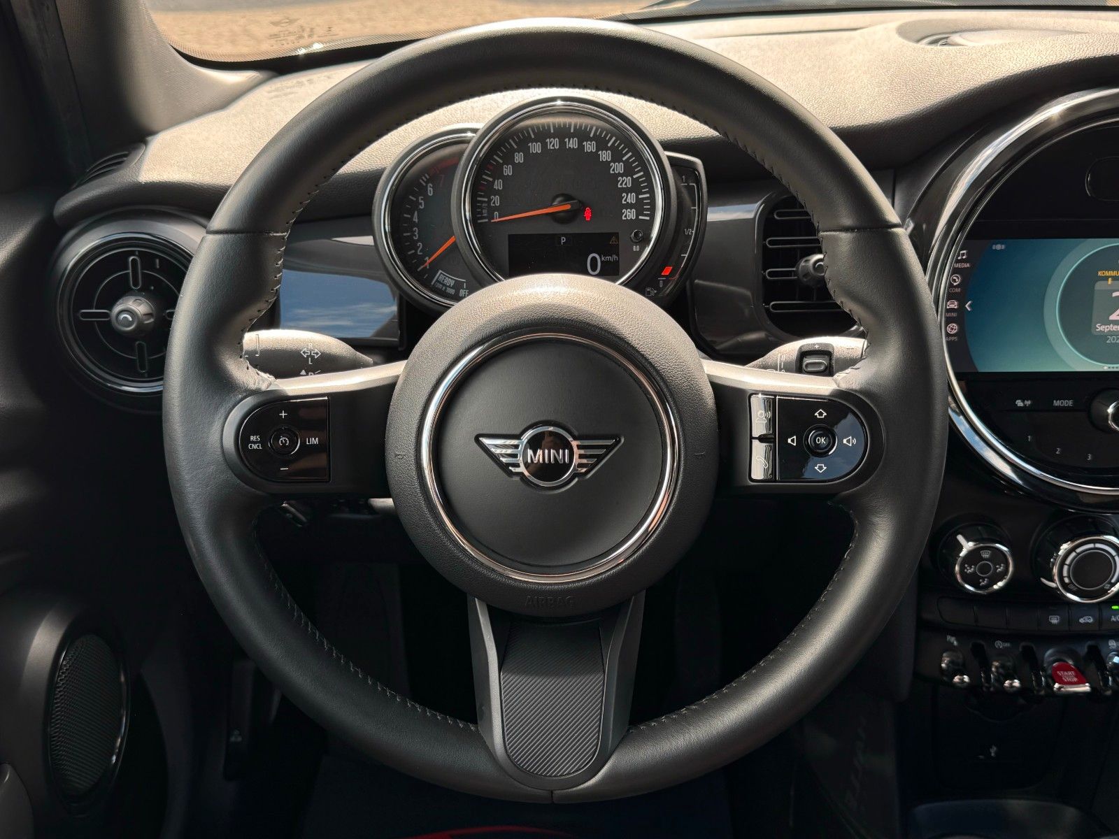 Fahrzeugabbildung MINI Cooper Auto. Essential Trim Kamera Temp. BLT