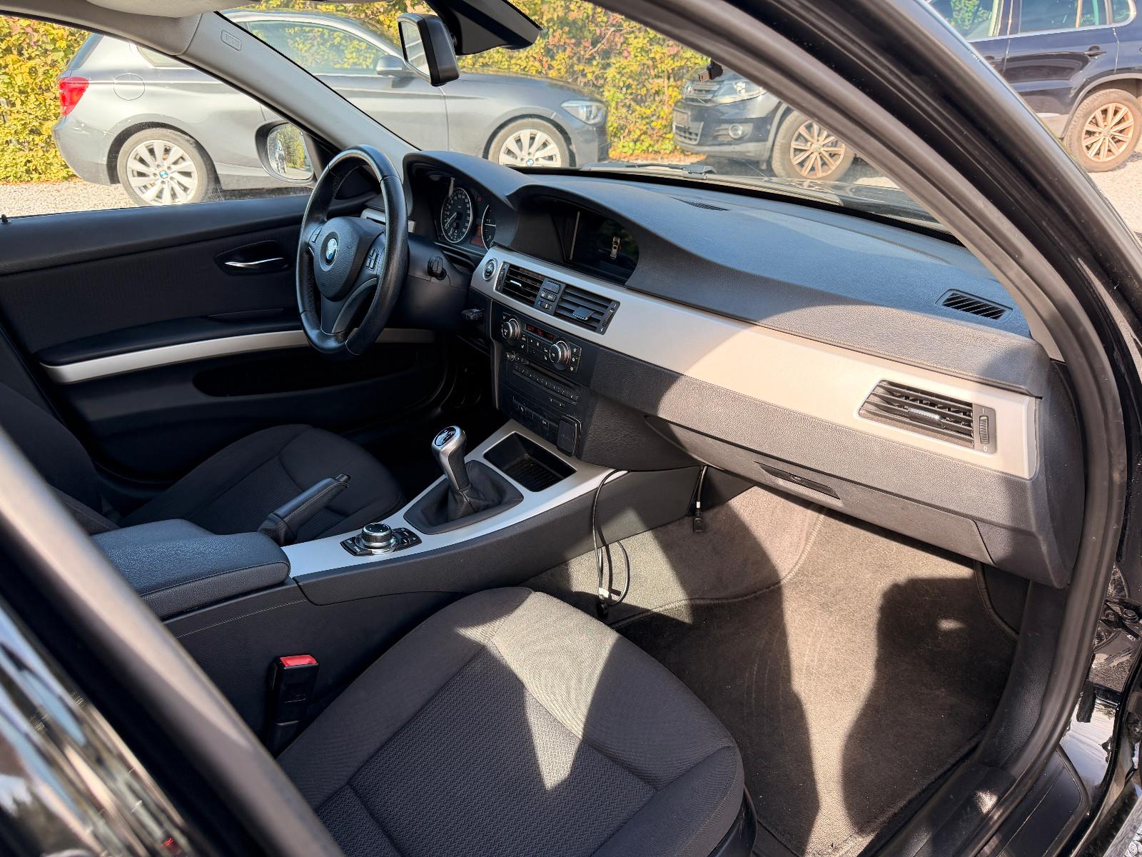 BMW 318 2011 — photo 12
