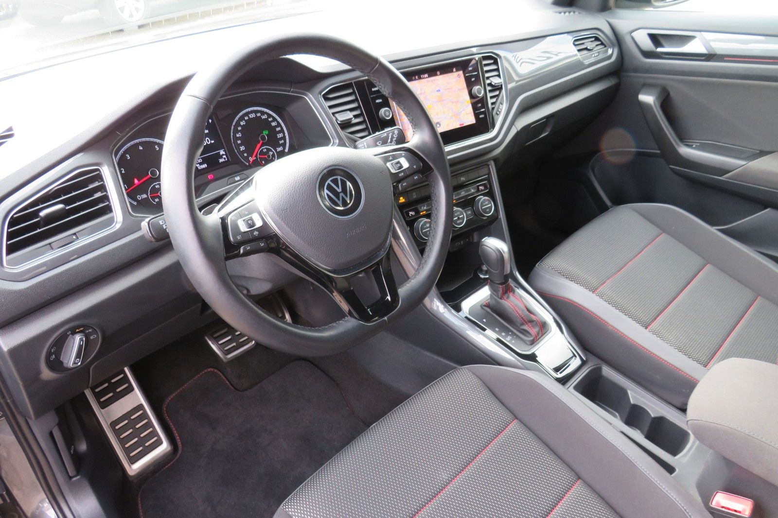 Fahrzeugabbildung Volkswagen T-Roc SPORT/R-LINE ACC KAMERA SITZH. 18`NAVI 1H