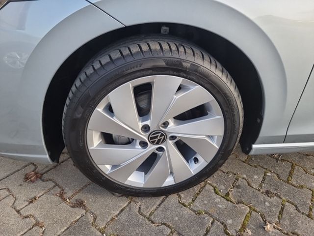 Fahrzeugabbildung Volkswagen Golf VIII 1.5 TSI 110KW STYLE LED NAVI SHZ APP-C