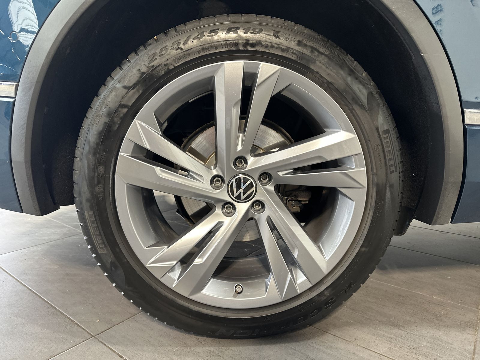 Fahrzeugabbildung Volkswagen Tiguan 2.0 TDI DSG R-Line NAV+MATRIX+AHK+ACC+KAM
